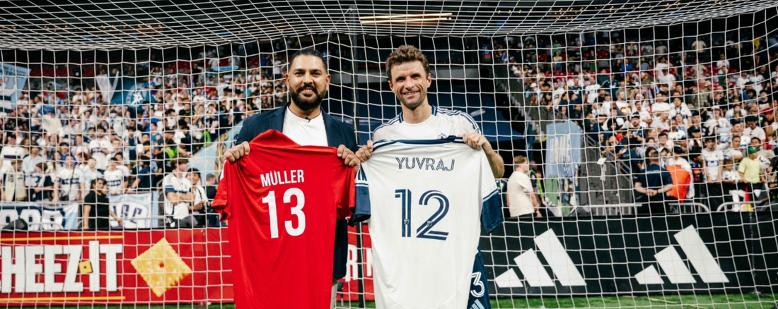 Thomas Muller and Yuvraj Singh exchange Jerseys ahead of Canada Super 60 Launch