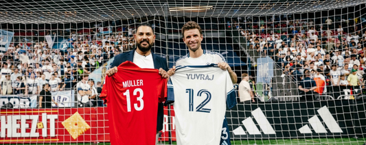 Thomas Muller and Yuvraj Singh exchange Jerseys ahead of Canada Super 60 Launch